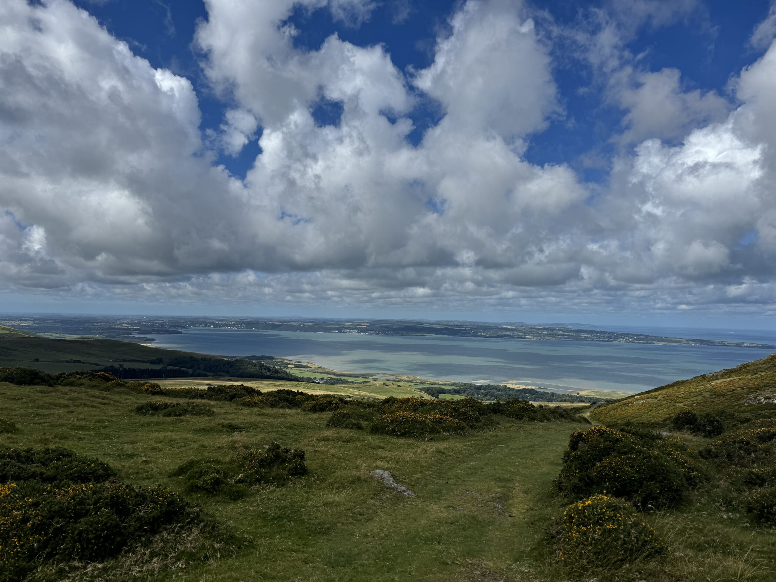 Llun o Warden yn cerdded ar daith ucheldir Llanfairfechan